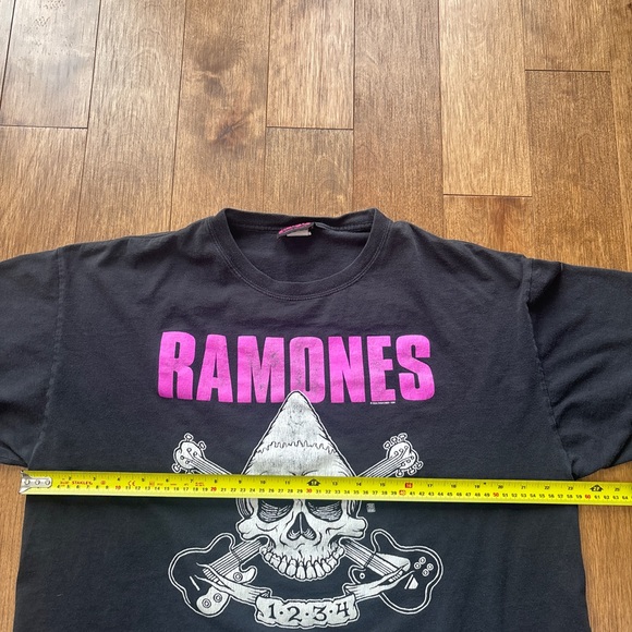 Vintage 2006 Ramones “Gabbs Gabba Hey” licensed graphic band tee - Picture 6 of 7